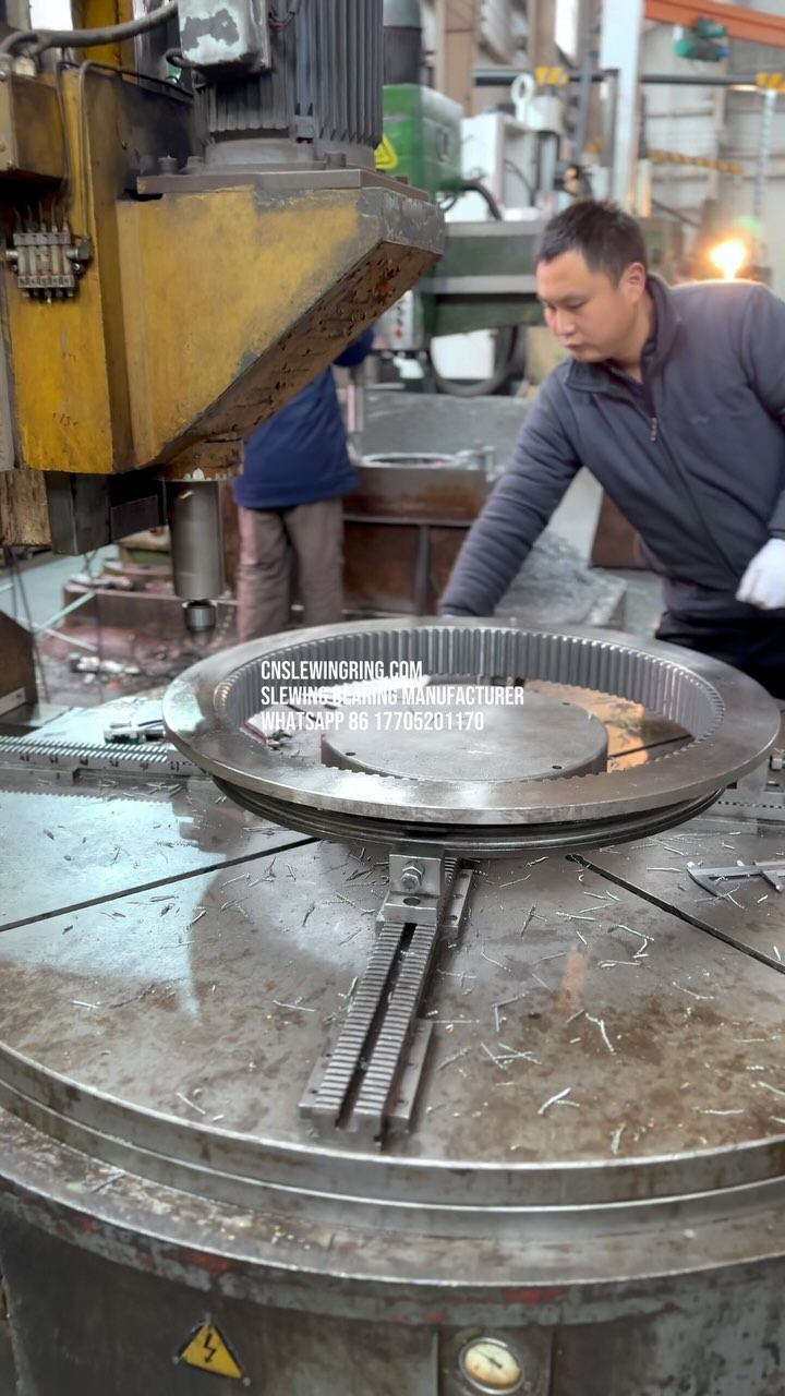 This is the inner ring of a flange-structured single-row ball slewing bearing. We produce high-quality slewing bearings and…