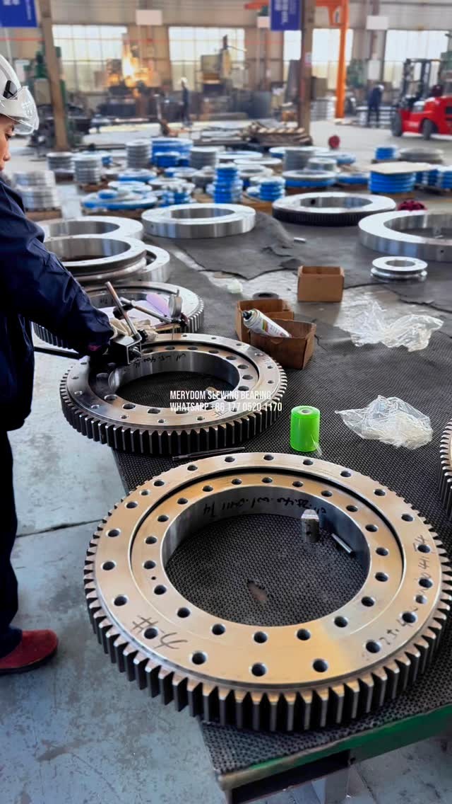 The difference between crossed roller slewing bearings and single-row ball slewing bearings.