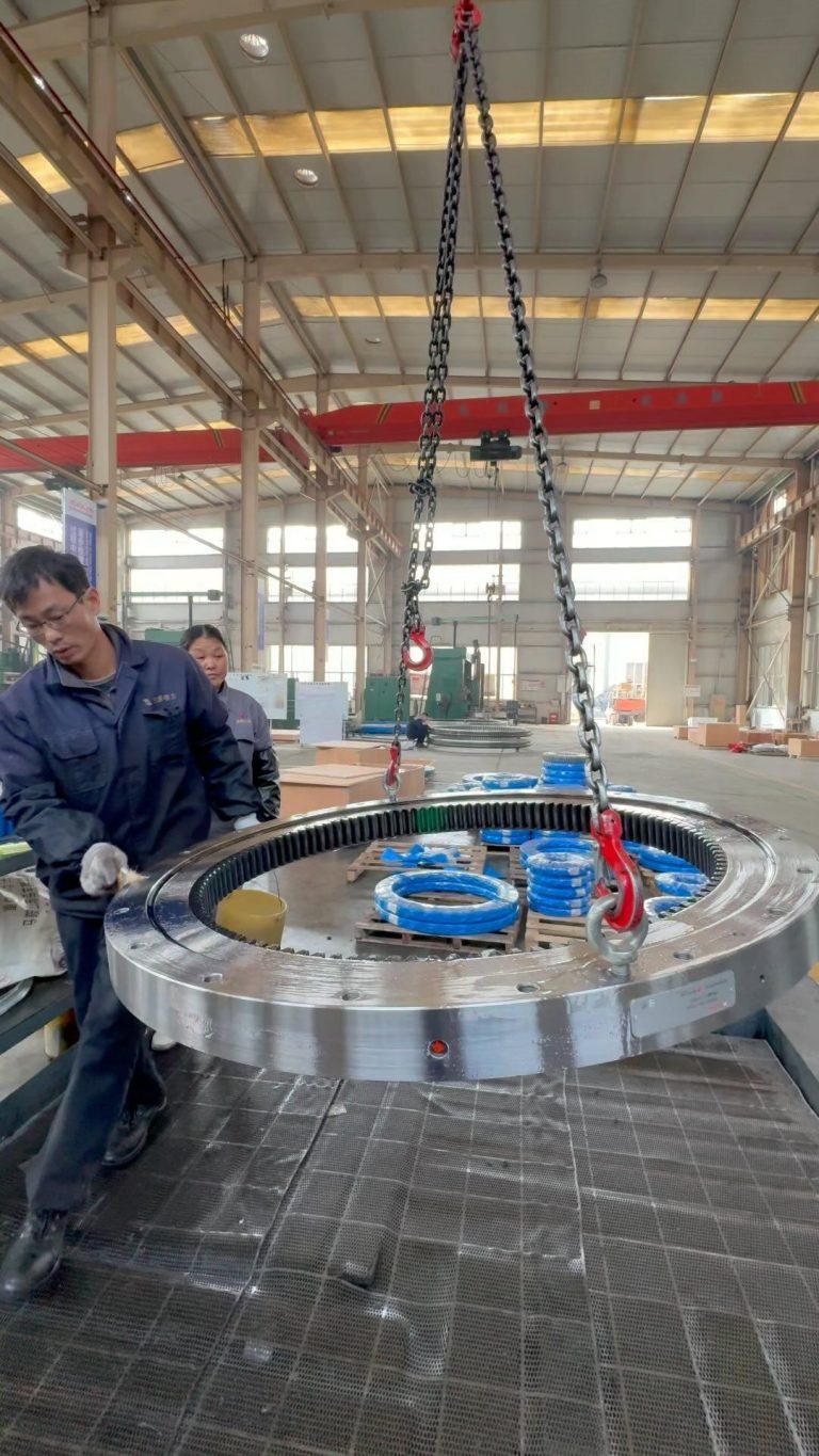 The slewing bearing is being coated with anti-rust oil.