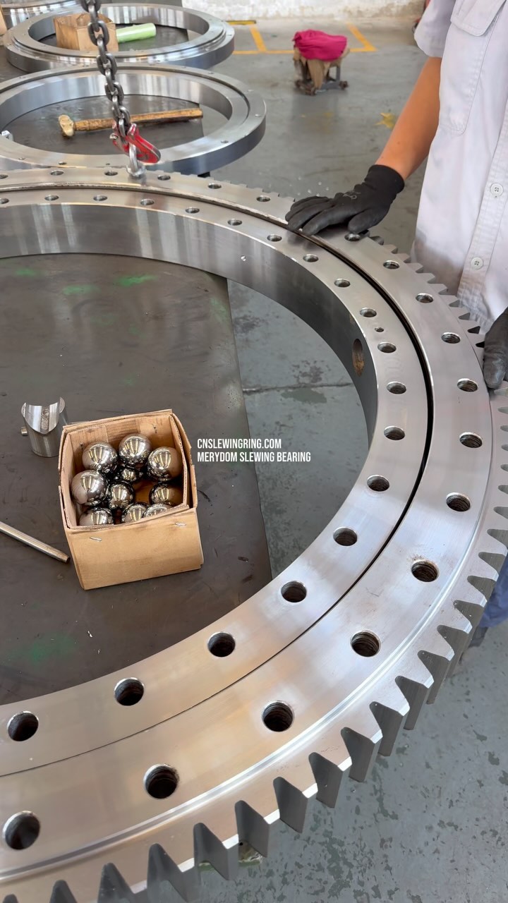 External gear single-row raceway slewing bearings are widely used in various types of cranes and aerial platforms.