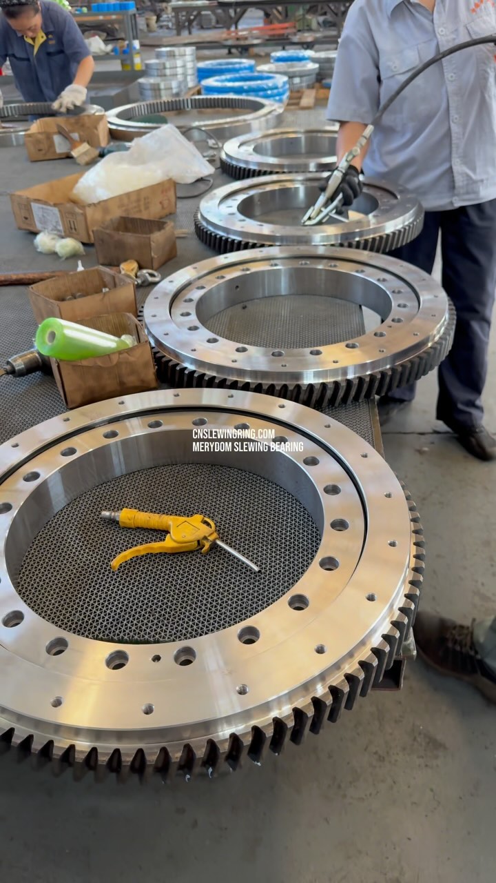 Helical tooth type slewing bearing, the teeth are hardened, with higher precision and higher hardness.