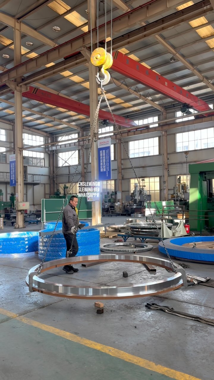 2.5 meters in diameter, large slewing bearing, the weight of this inner ring reaches one ton. cnslewingring.com Slewing…