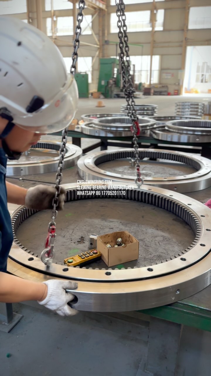 Single-row raceway internal gear structure slewing bearing is widely used in various industrial automation equipment. Material: 42CrMo4