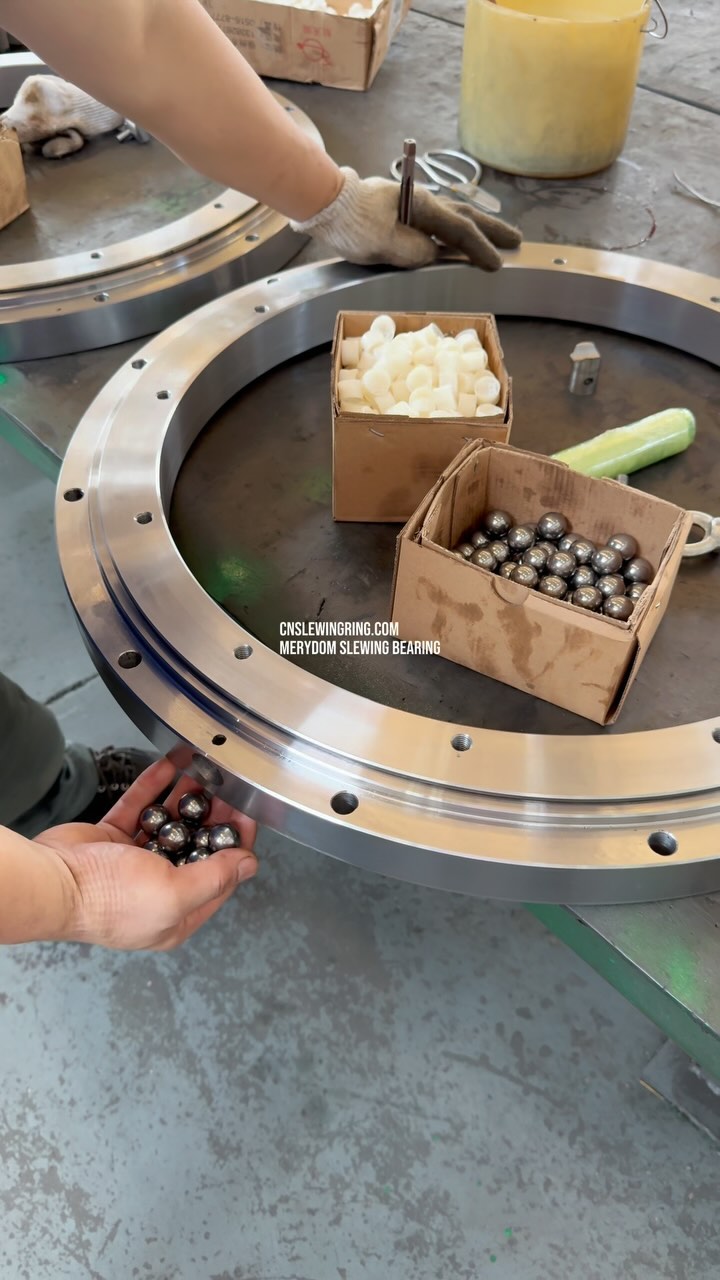 Lightweight single-row raceway slewing bearings are used in log grabbers.