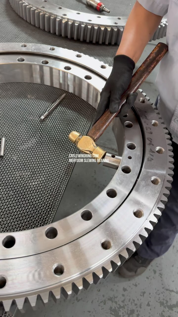 Install the steel balls and spacers for the slewing bearing.