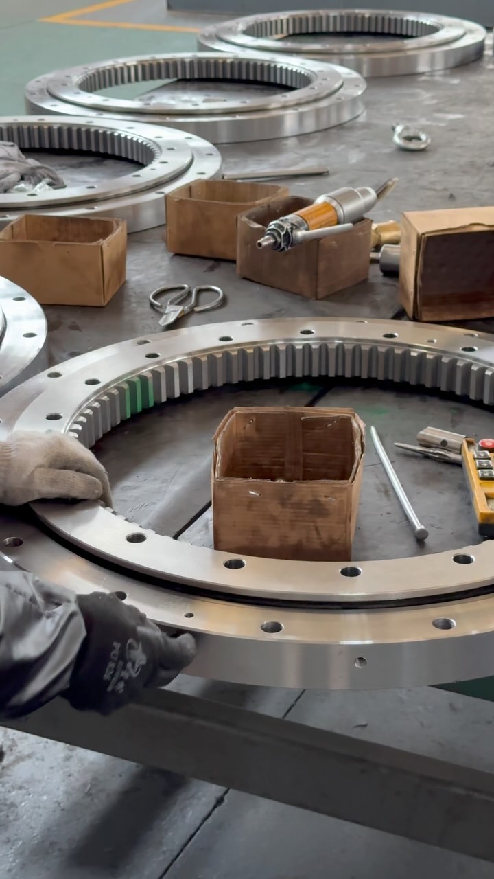 Single row ball internal gear structure slewing bearing.
