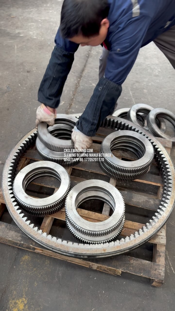 After the gear part of the slewing bearing is manufactured, each piece of gear needs to be inspected.