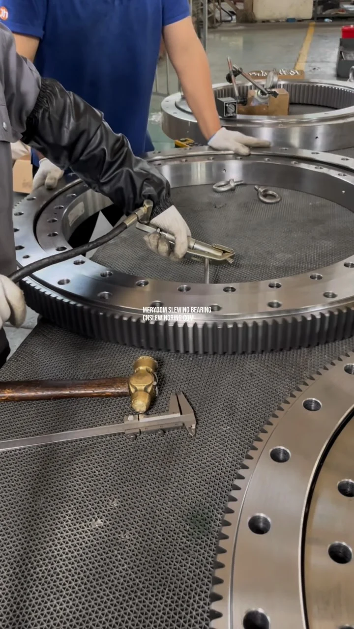 The slewing bearing needs to be supplemented with sufficient grease after running for a certain period of time.