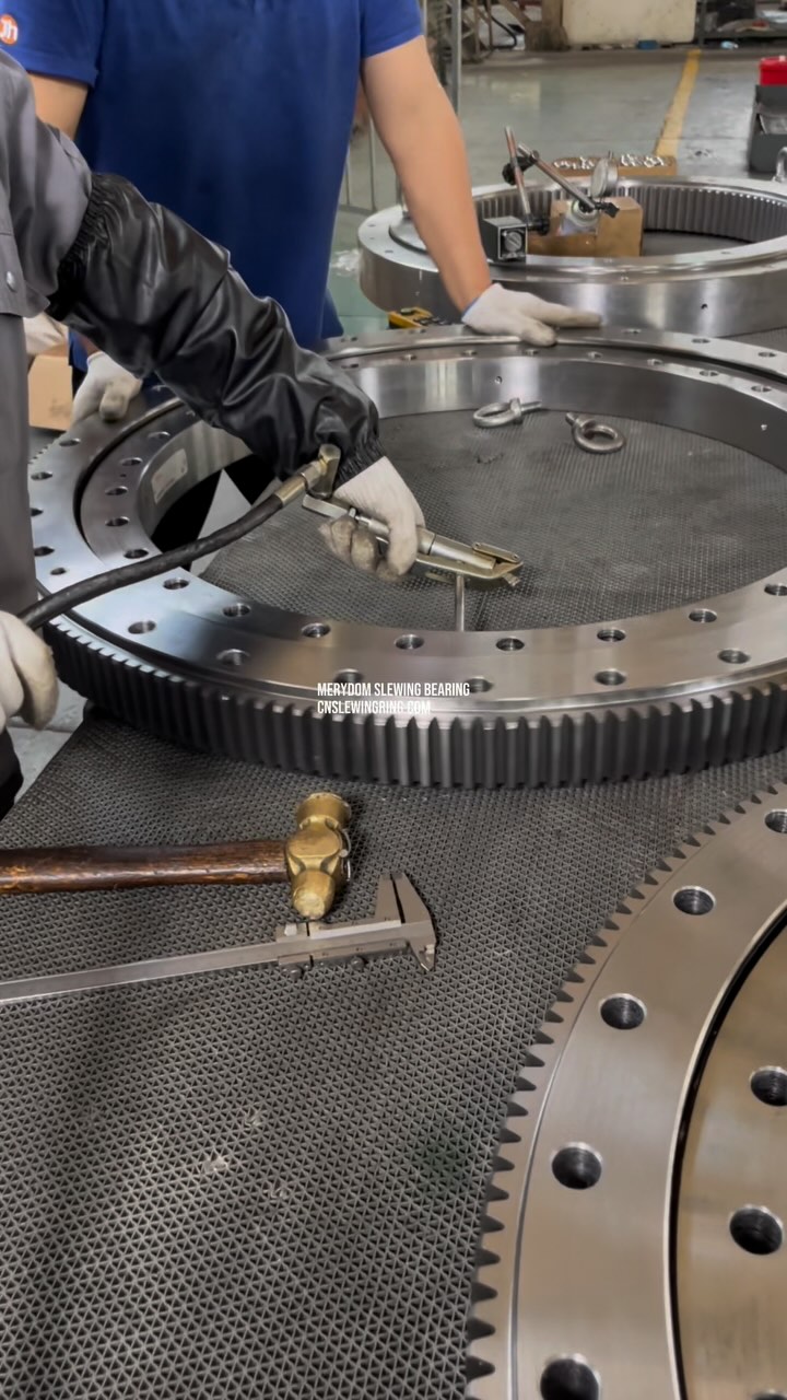 The slewing bearing needs to be supplemented with sufficient grease after running for a certain period of time.