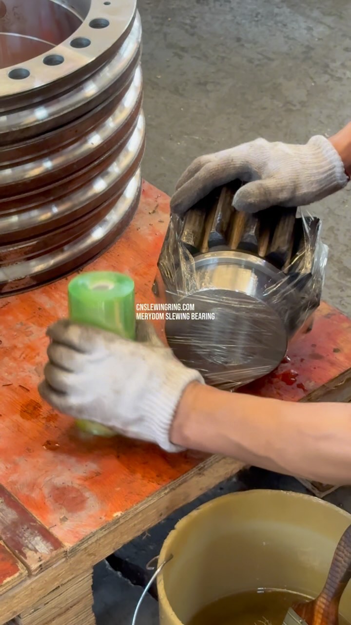 Many customers also entrust us to produce the transmission gears for slewing bearings.