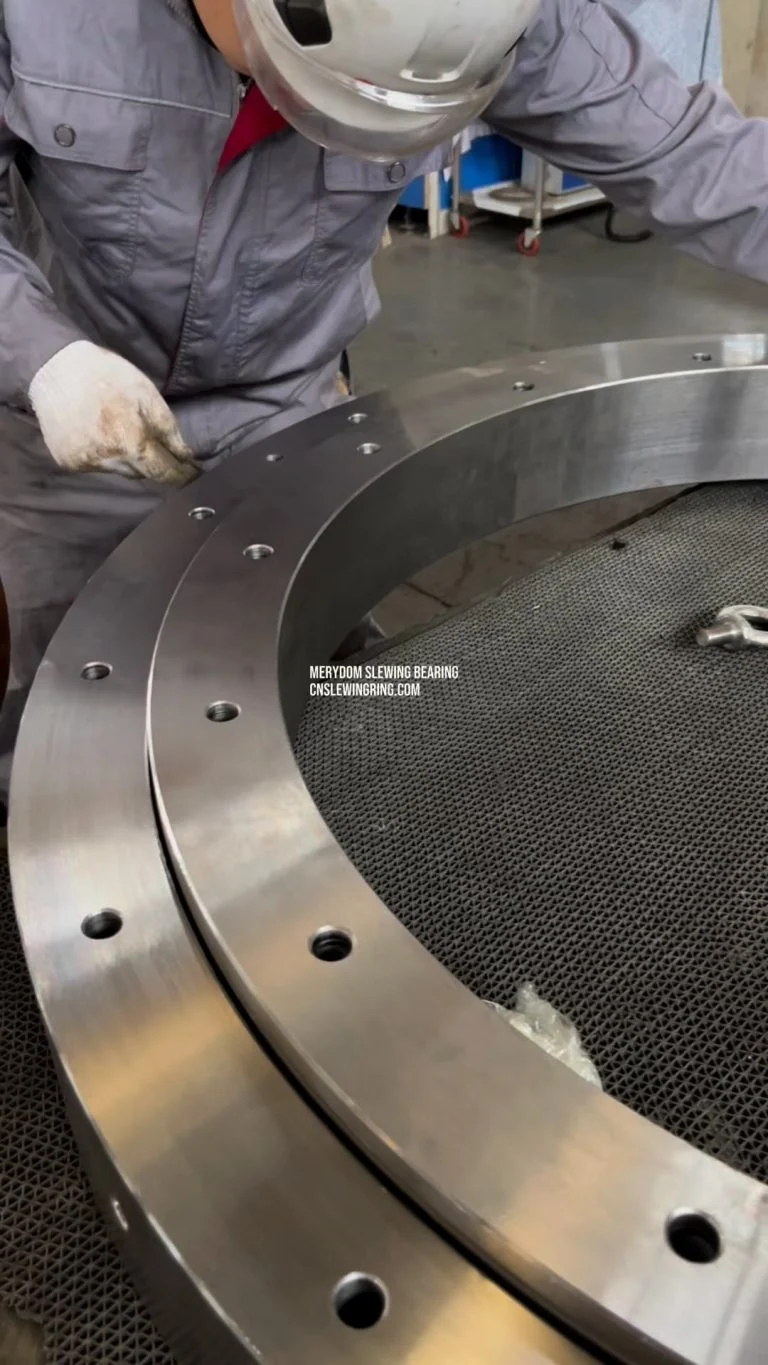 The cross roller structure slewing bearing is characterized by smaller clearance and higher precision.