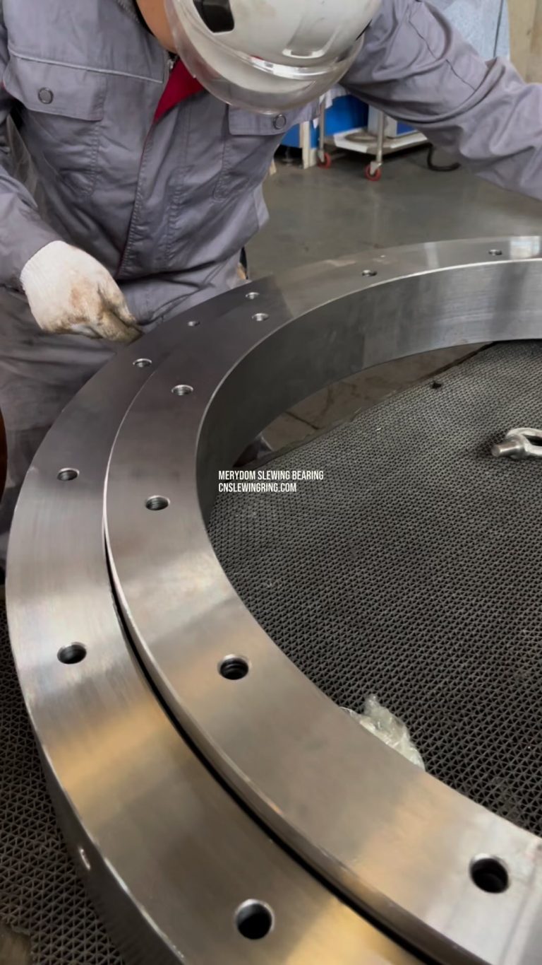 The cross roller structure slewing bearing is characterized by smaller clearance and higher precision.