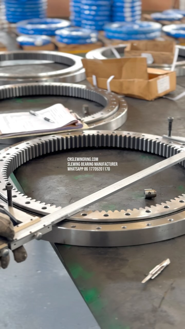 Thin cross roller structure slewing bearing