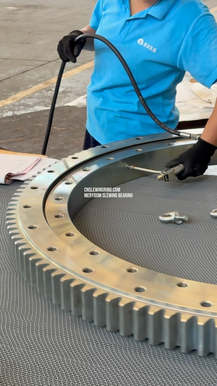 According to the user's design requirements, the oil filling holes of the slewing bearing can be set on…
