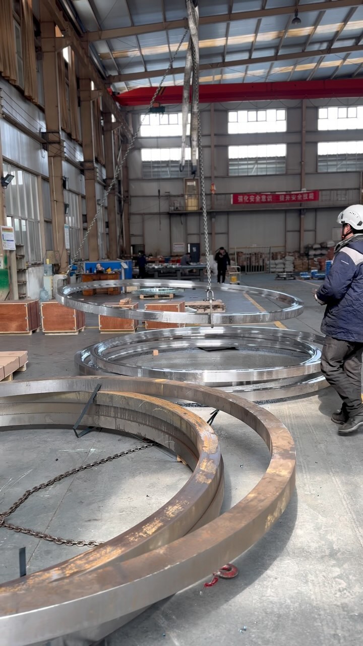 We are speeding up. These huge slewing bearings have an outer diameter of more than 3.5 meters. For…