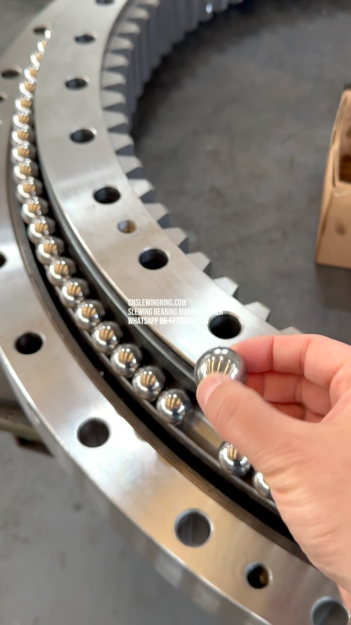 Double-row raceway slewing bearing with rolling steel balls of different diameters.