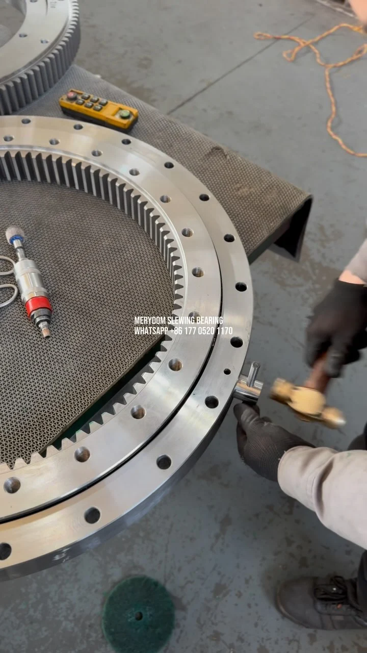 Internal gear, single row ball bearing slewing bearing. MERYDOM, a slewing bearing manufacturer you can trust.