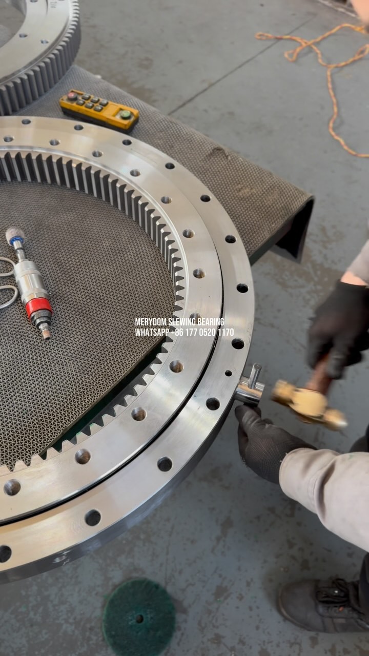 Internal gear, single row ball bearing slewing bearing. MERYDOM, a slewing bearing manufacturer you can trust.