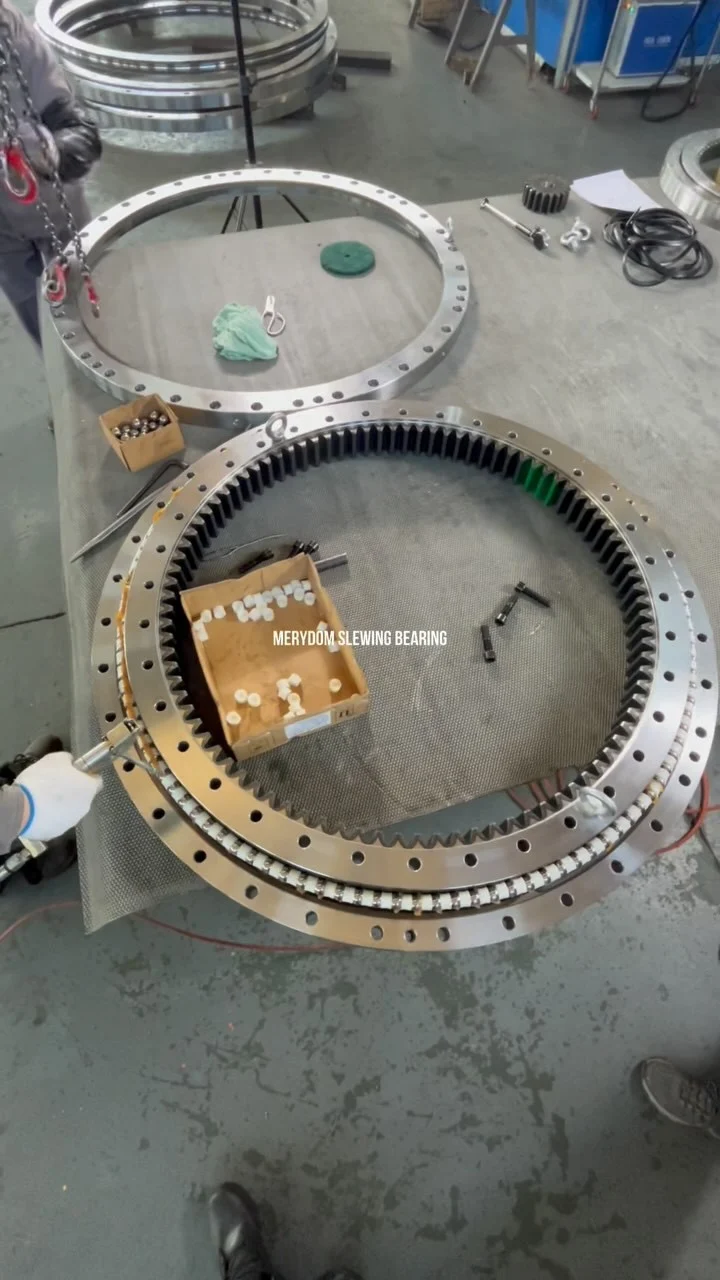 MERYDOM double-row ball slewing bearing, made of 42CrMo, tooth hardening, high strength, high stability, low clearance.