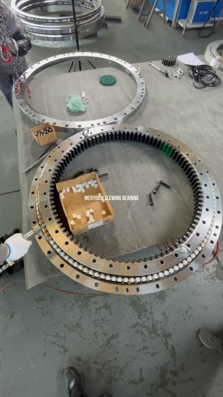 MERYDOM double-row ball slewing bearing, made of 42CrMo, tooth hardening, high strength, high stability, low clearance.