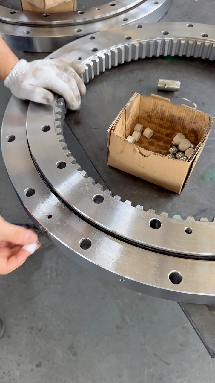 Single row ball internal gear slewing bearing 😎