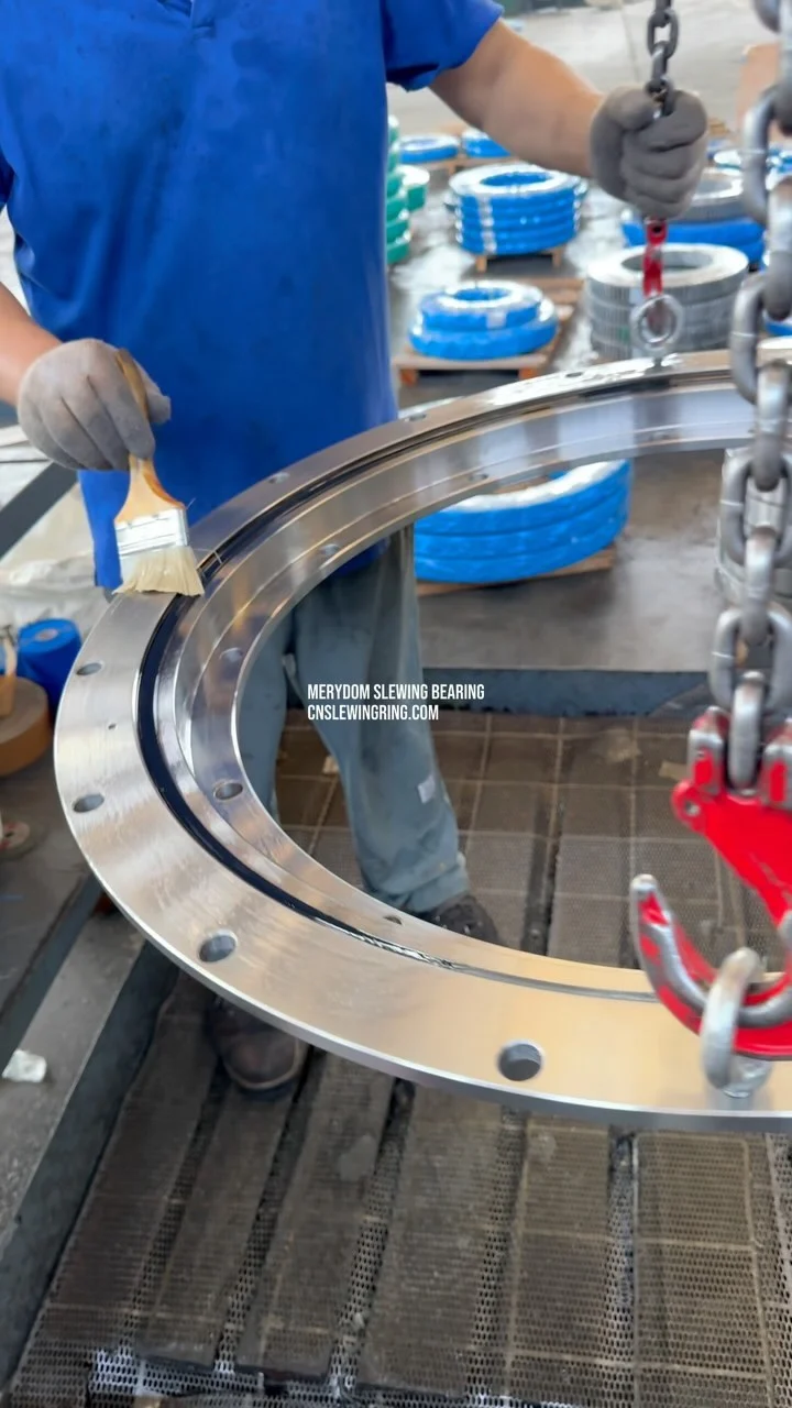 L-shaped, ultra-thin, flange structure and slewing bearing without gears.
