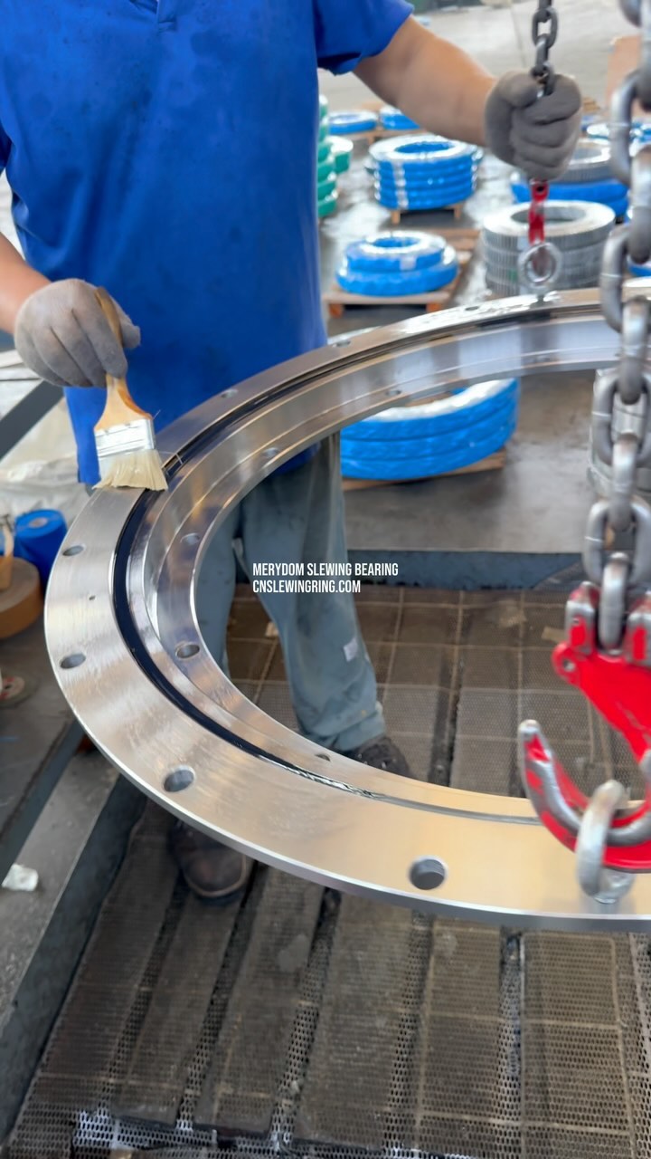 L-shaped, ultra-thin, flange structure and slewing bearing without gears.