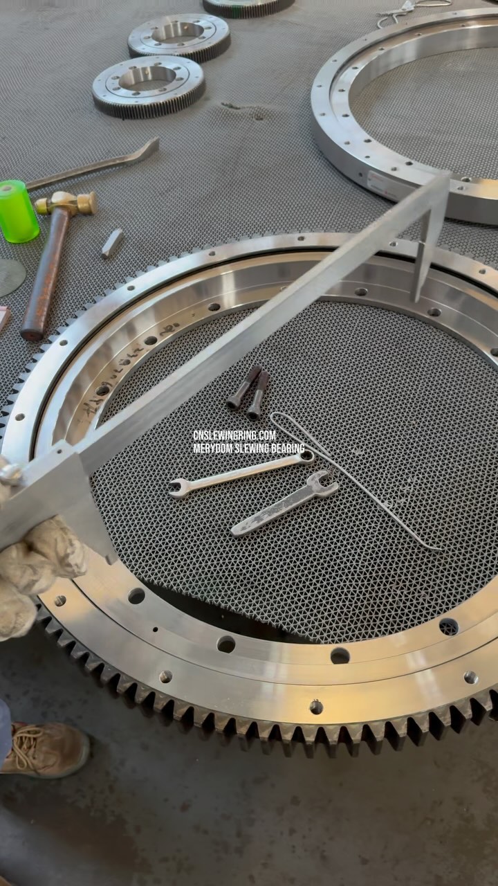 MERYDOM Flange type single row ball slewing bearing.