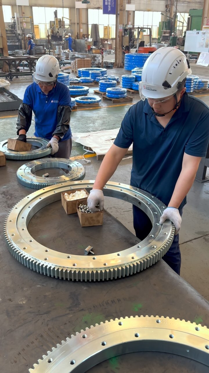 The corrosion resistance of a galvanized slewing bearing is improved. cnslewingring.com Slewing bearing manufacturer WhatsApp 86 17705201170#slewingbearing