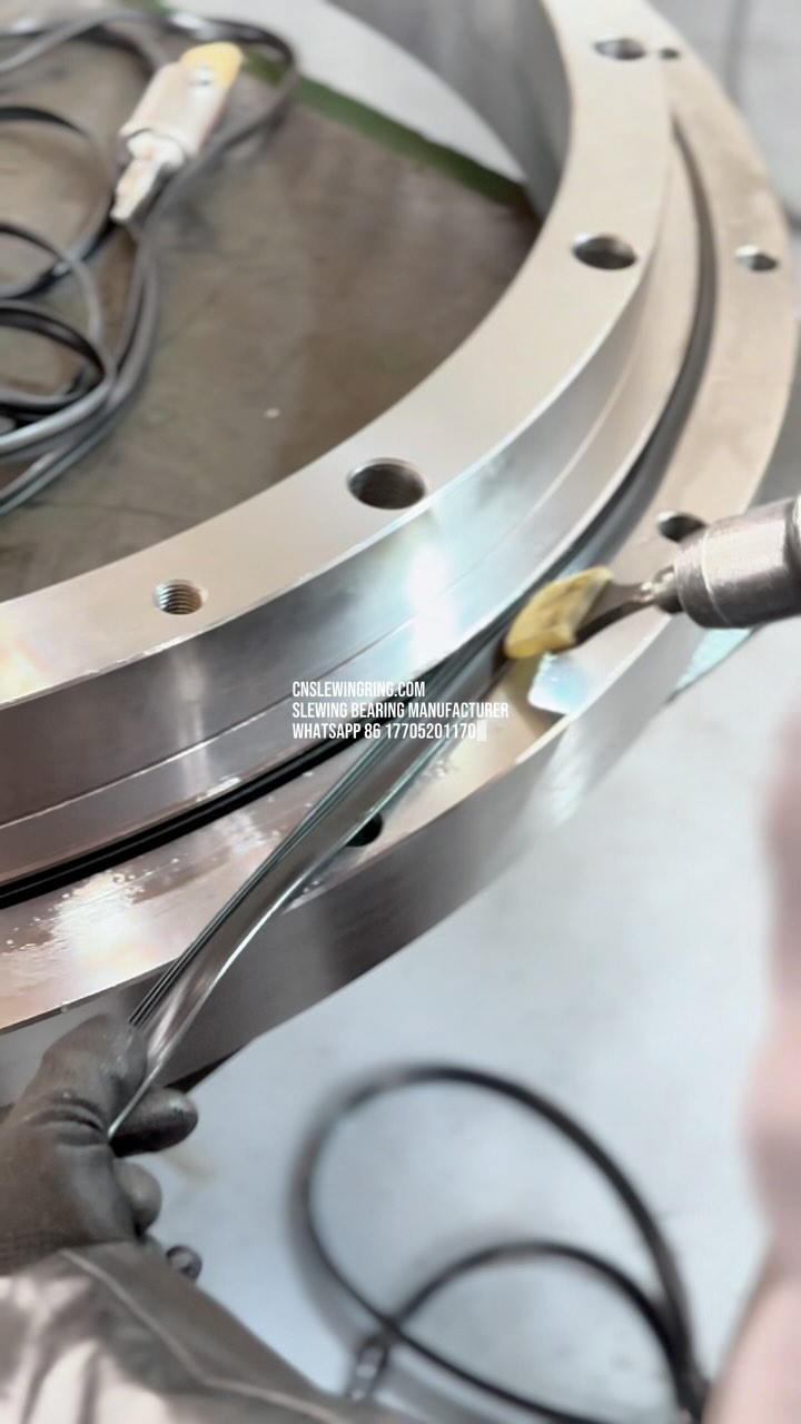 The raceway of the slewing bearing must be well sealed.