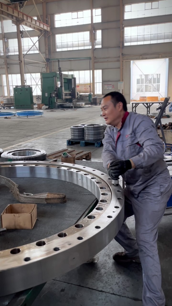 We produce high-quality slewing bearings that can withstand high axial loads, lateral overturning forces and impact forces.