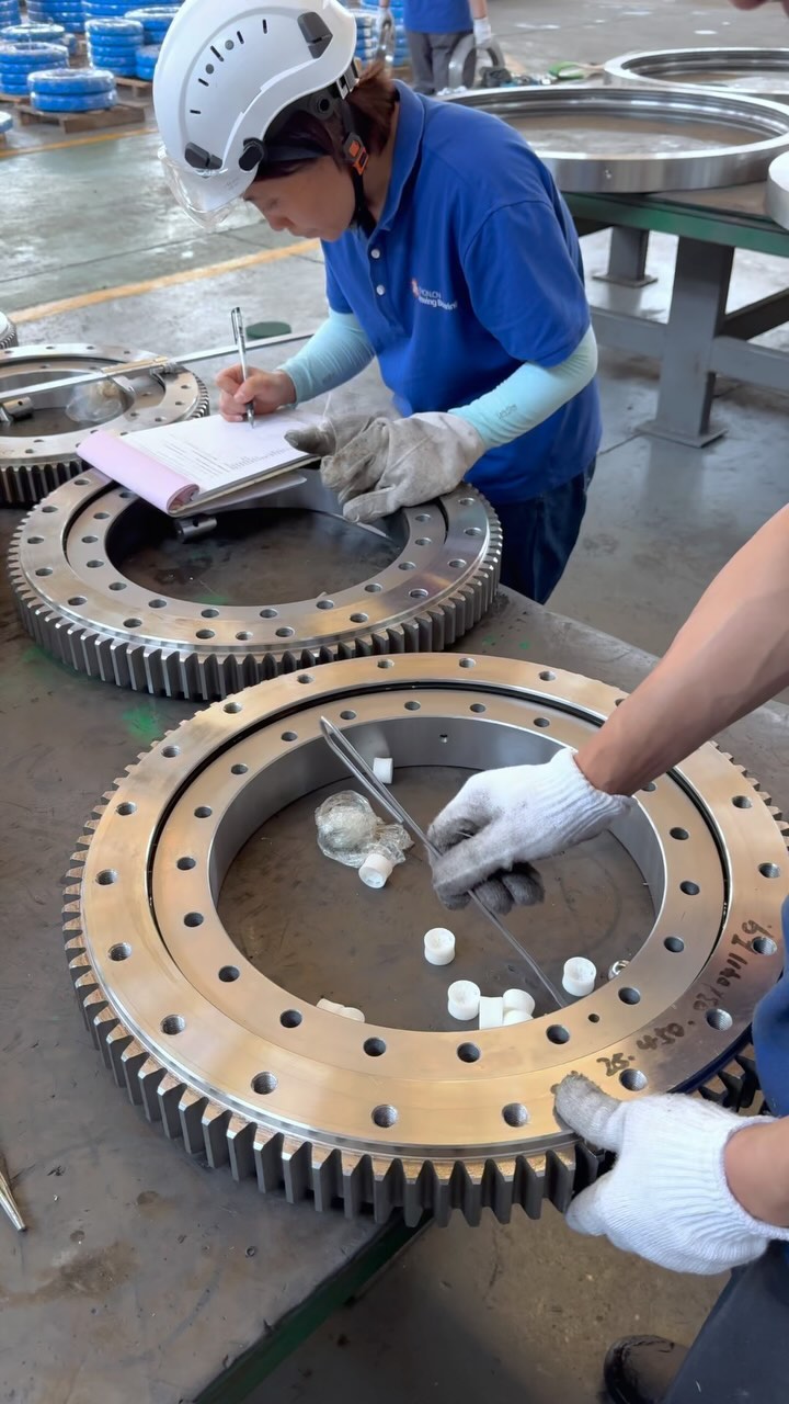 cnslewingring.com Slewing bearing manufacturer WhatsApp 86 17705201170