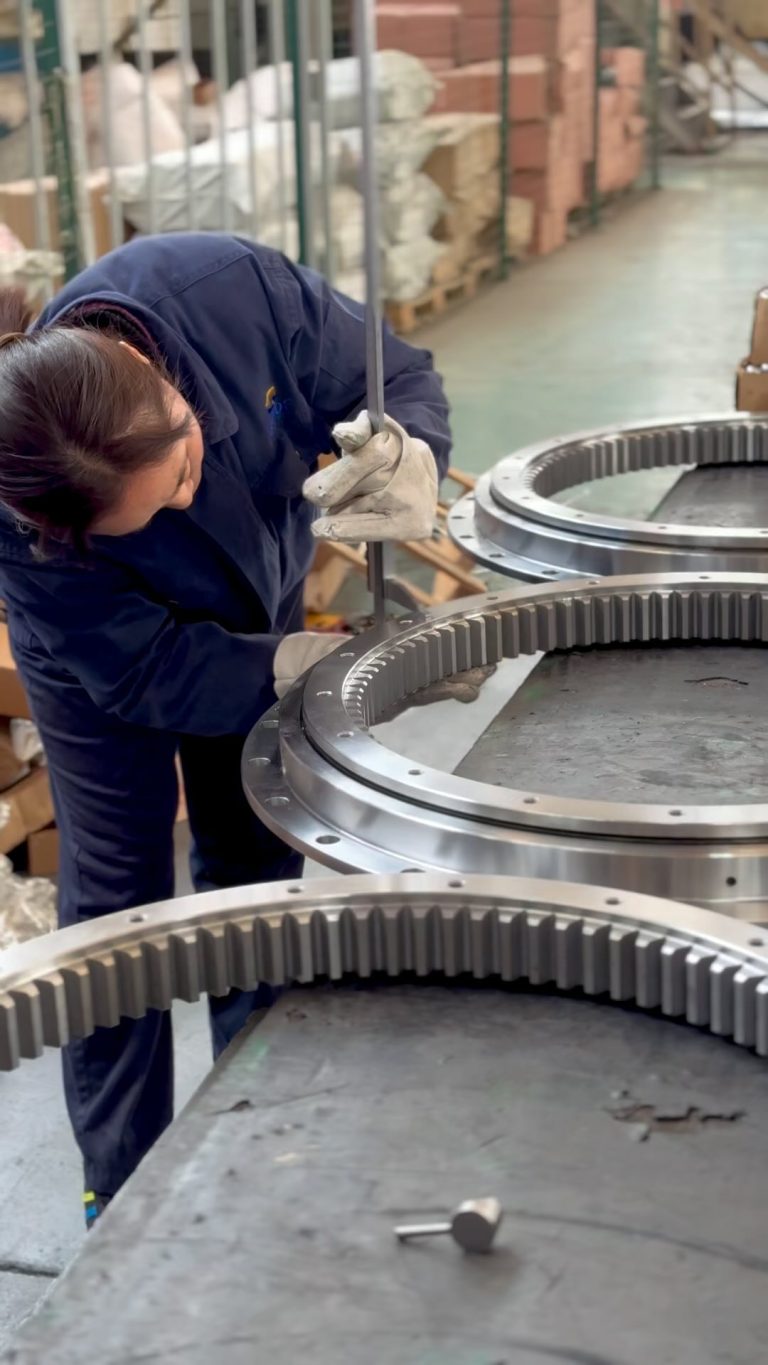 Flange structure slewing bearing. cnslewingring.com Slewing bearing manufacturer WhatsApp 86 17705201170