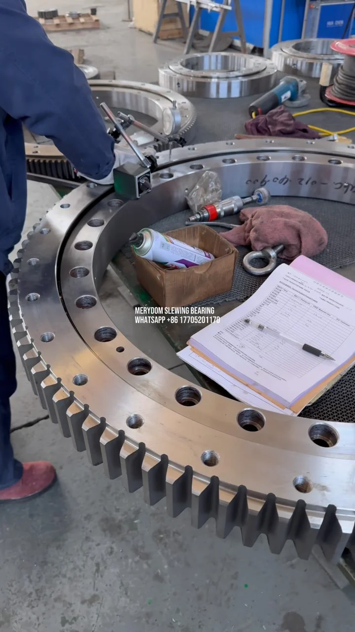 Video of the slewing bearing production site. We are testing the raceway clearance of the slewing bearing.