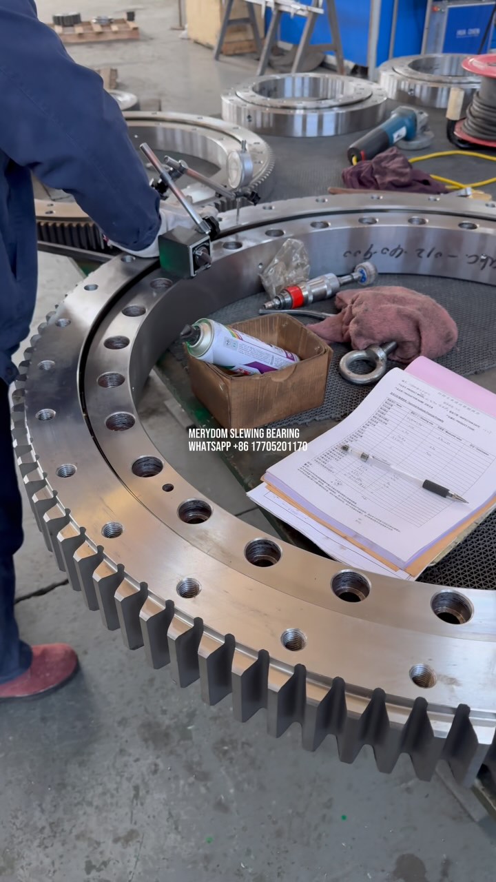 Video of the slewing bearing production site. We are testing the raceway clearance of the slewing bearing.