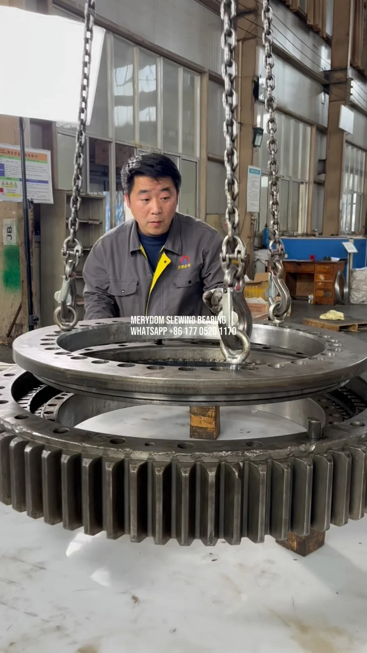 How do we help customers remanufacture slewing bearings? First, we test the material hardness of the slewing bearing…