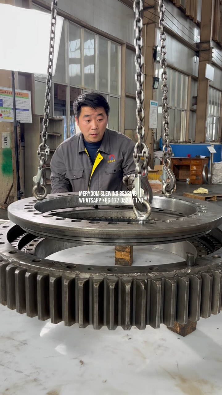 How do we help customers remanufacture slewing bearings? First, we test the material hardness of the slewing bearing…