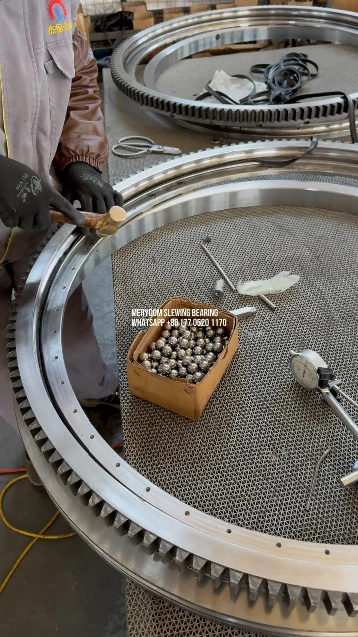 The main function of the internal seal of the slewing bearing is to prevent grease from leaking out.