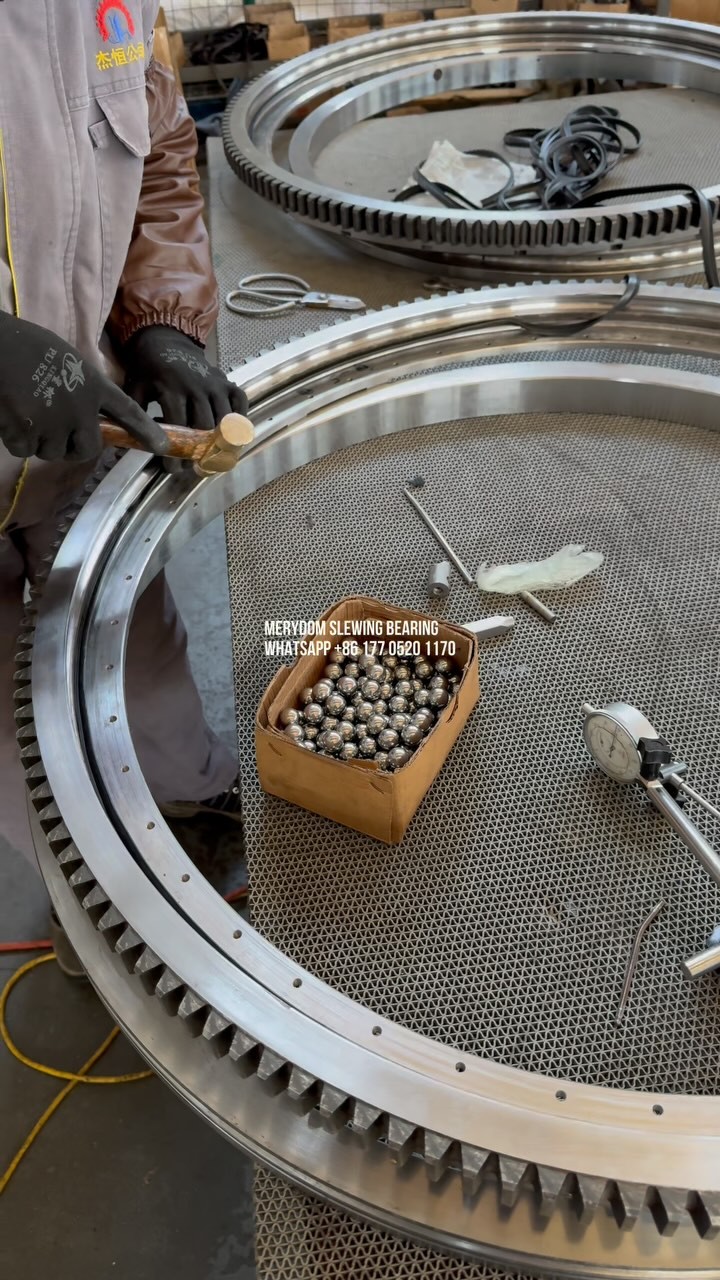 The main function of the internal seal of the slewing bearing is to prevent grease from leaking out.