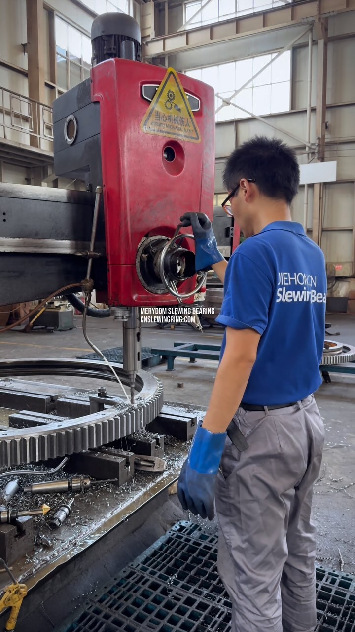 The inner and outer rings of the slewing bearing have mounting holes, through which the slewing bearing can…