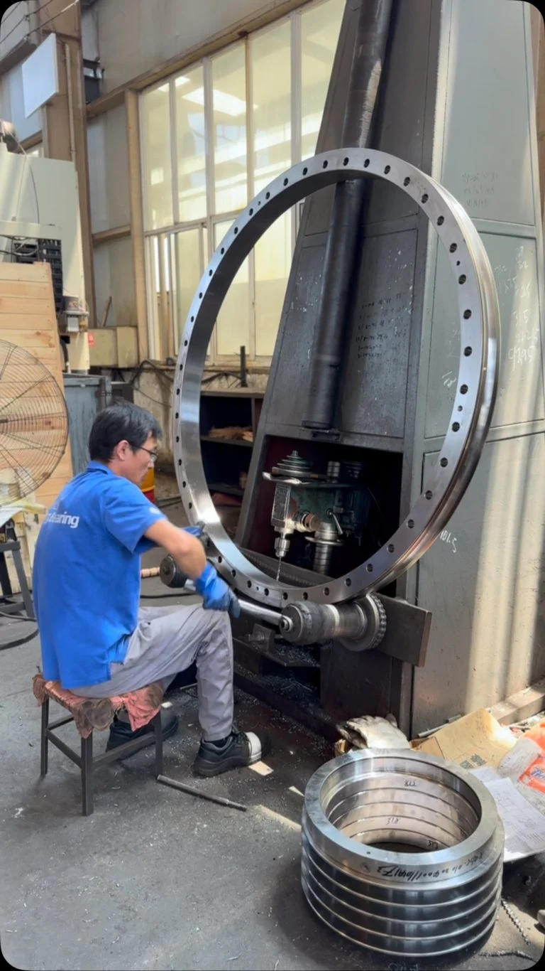 Machining of oil hole of slewing bearing