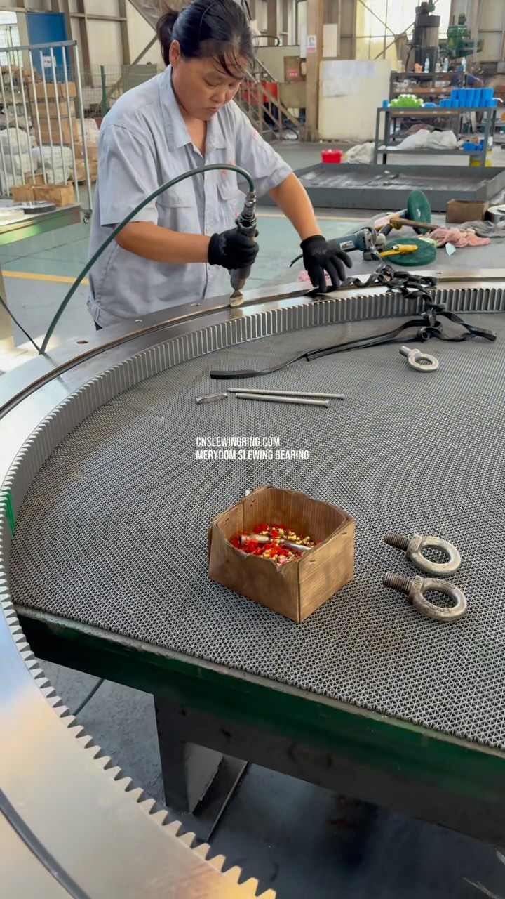 MERYDOM, we manufacture and export high quality slewing bearings.