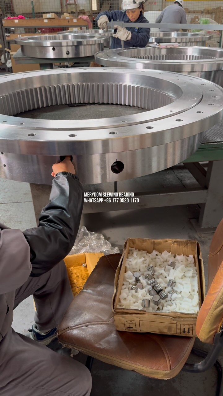 Heavy-duty slewing bearing with double-row roller structure, made of 42CrMo.