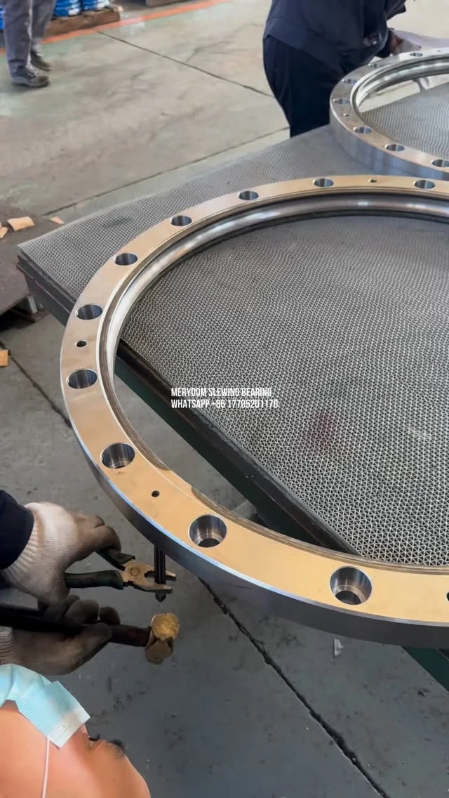 Remove the sealing plug on the outer ring of the slewing bearing.