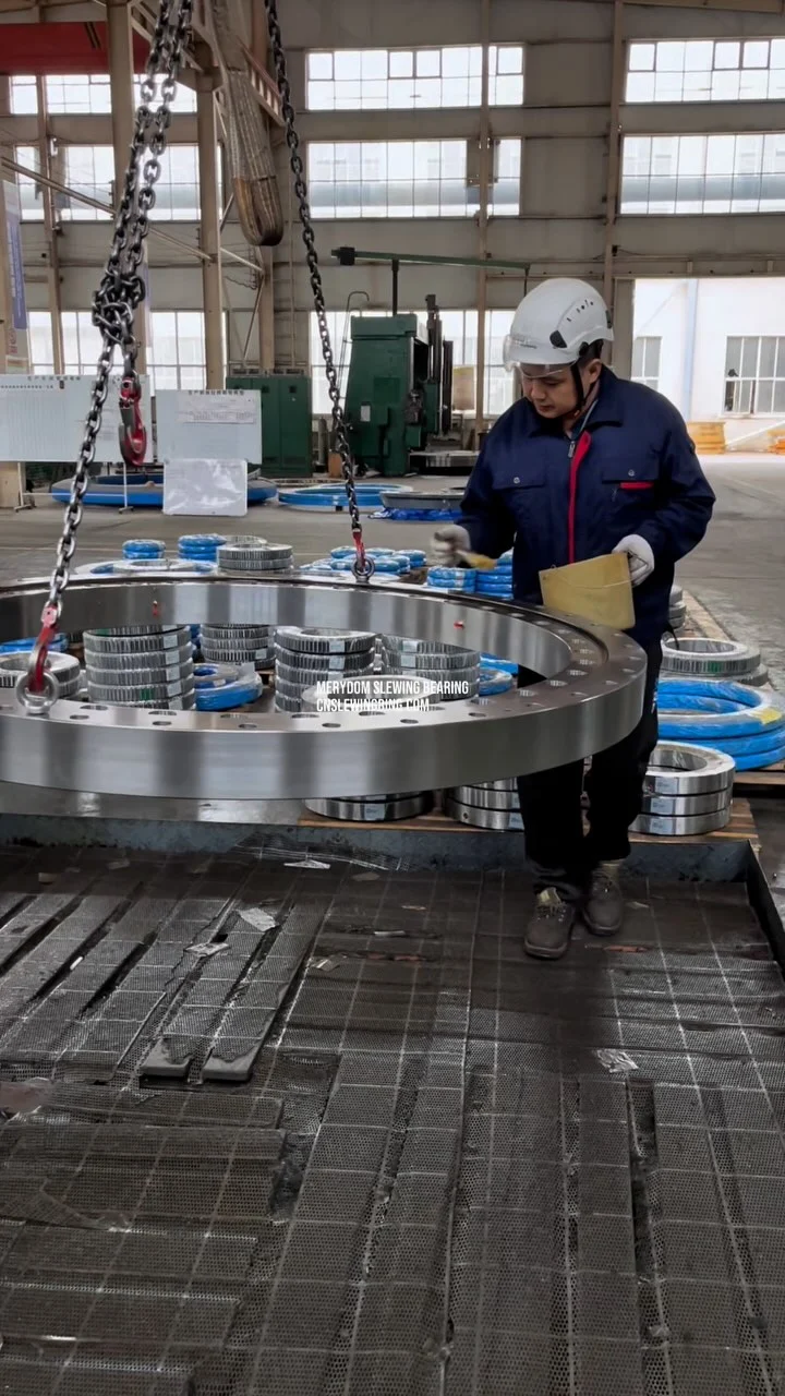 Slewing bearing without teeth