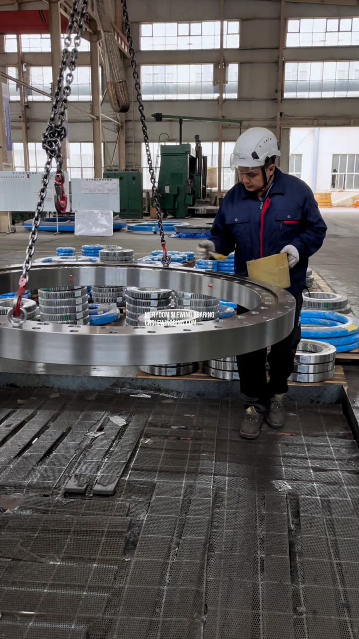 Slewing bearing without teeth