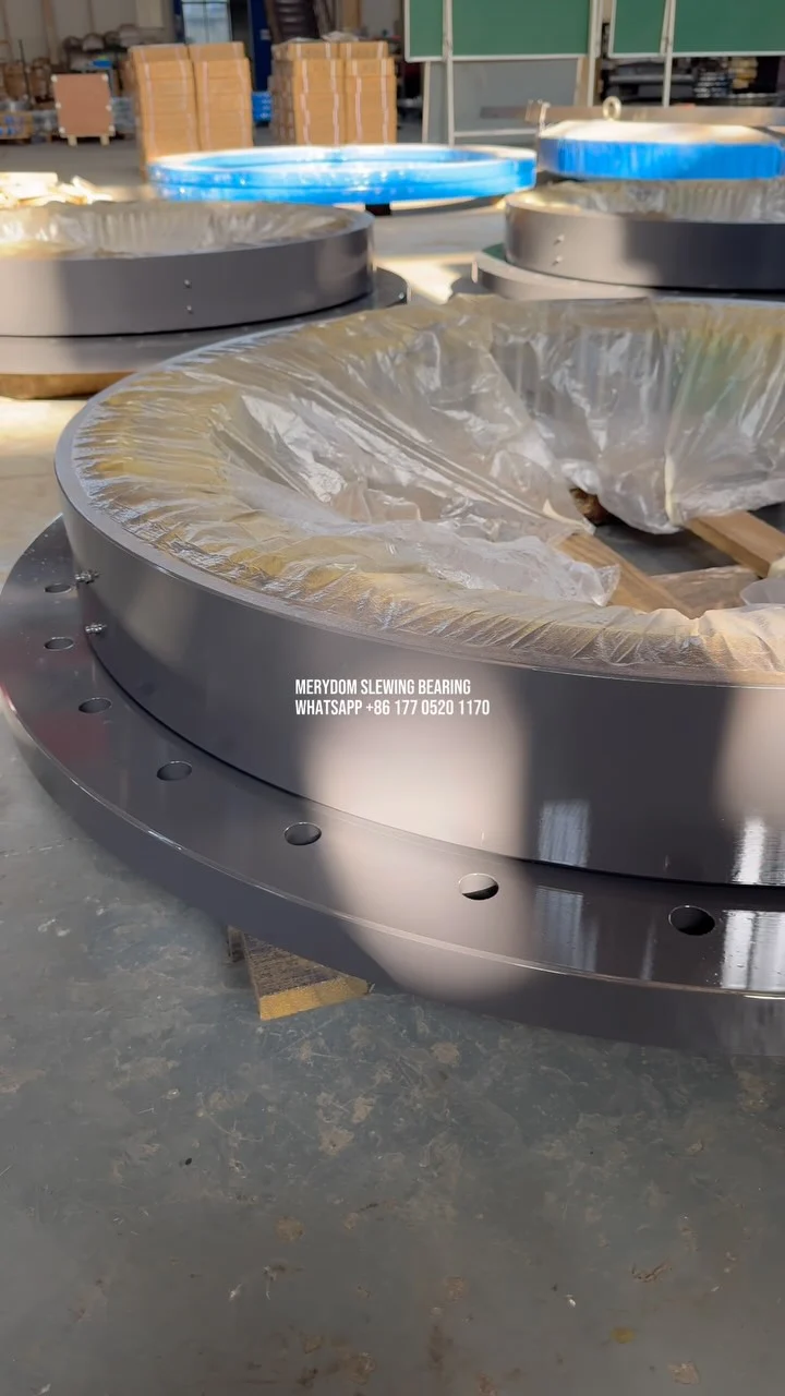 The heavy-duty slewing bearing with special structure has the shell painted. They will be shipped to Europe soon.
