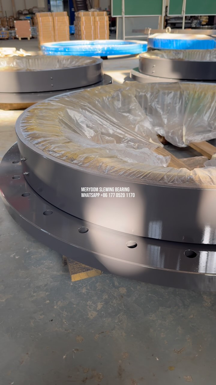 The heavy-duty slewing bearing with special structure has the shell painted. They will be shipped to Europe soon.