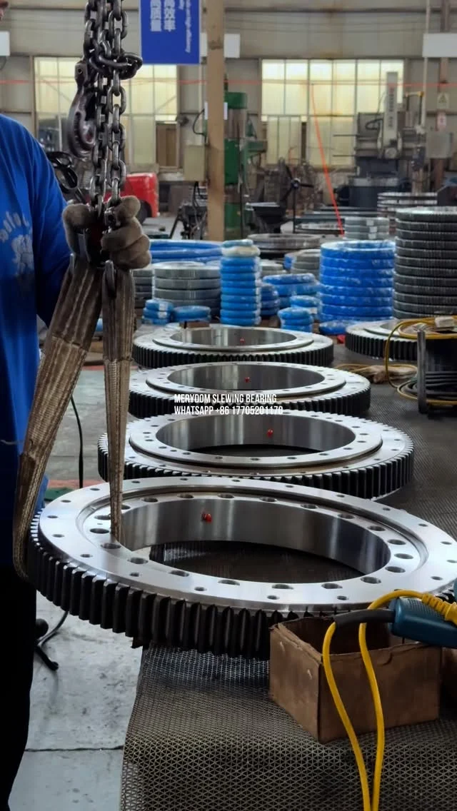 Slewing bearing suitable for small cranes
