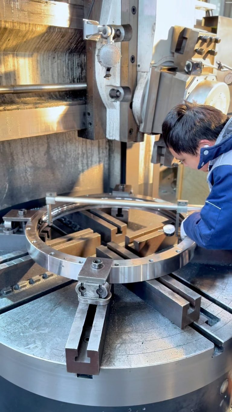 After the raceways of the slewing bearing are quenched and hardened, they need to be finely ground to…